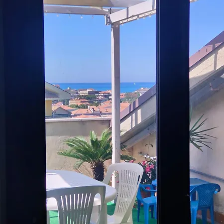 Ampio Attico Vista Mare Tra Comfort E Tranquillita